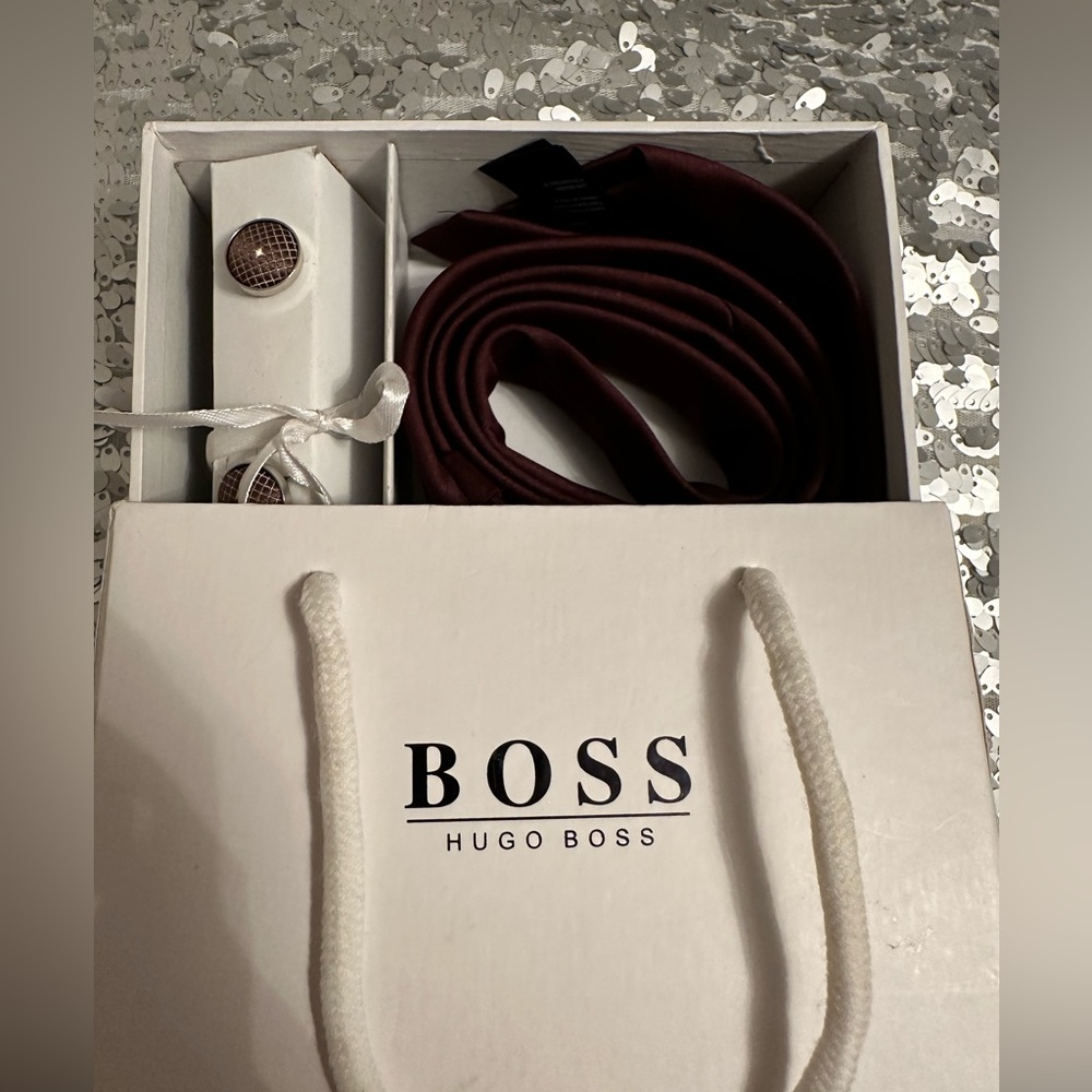 BNIB never worn Hugo Boss Tie and Cufflink set!